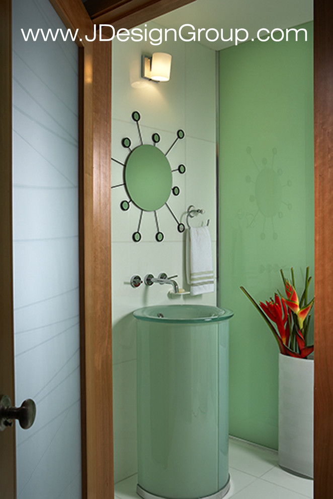 Esempio di una piccola stanza da bagno con doccia contemporanea con ante di vetro, ante verdi, WC monopezzo, piastrelle bianche, pareti bianche, pavimento in marmo, lavabo a colonna, top in vetro e pavimento bianco