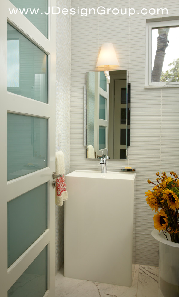 Свежая идея для дизайна: ванная комната среднего размера в современном стиле с фасадами с выступающей филенкой, белыми фасадами, угловой ванной, угловым душем, раздельным унитазом, белой плиткой, стеклянной плиткой, белыми стенами, мраморным полом, душевой кабиной, консольной раковиной, столешницей из искусственного камня, разноцветным полом и душем с распашными дверями - отличное фото интерьера