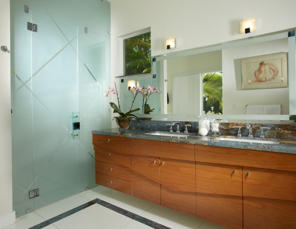 На фото: главная ванная комната среднего размера в современном стиле с плоскими фасадами, светлыми деревянными фасадами, угловой ванной, угловым душем, унитазом-моноблоком, белыми стенами, мраморным полом, врезной раковиной, мраморной столешницей, разноцветным полом и душем с распашными дверями