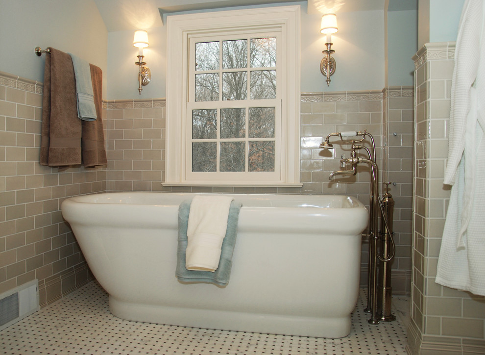 Modelo de cuarto de baño tradicional con bañera exenta, baldosas y/o azulejos beige, baldosas y/o azulejos de cemento, paredes azules y suelo de baldosas de porcelana