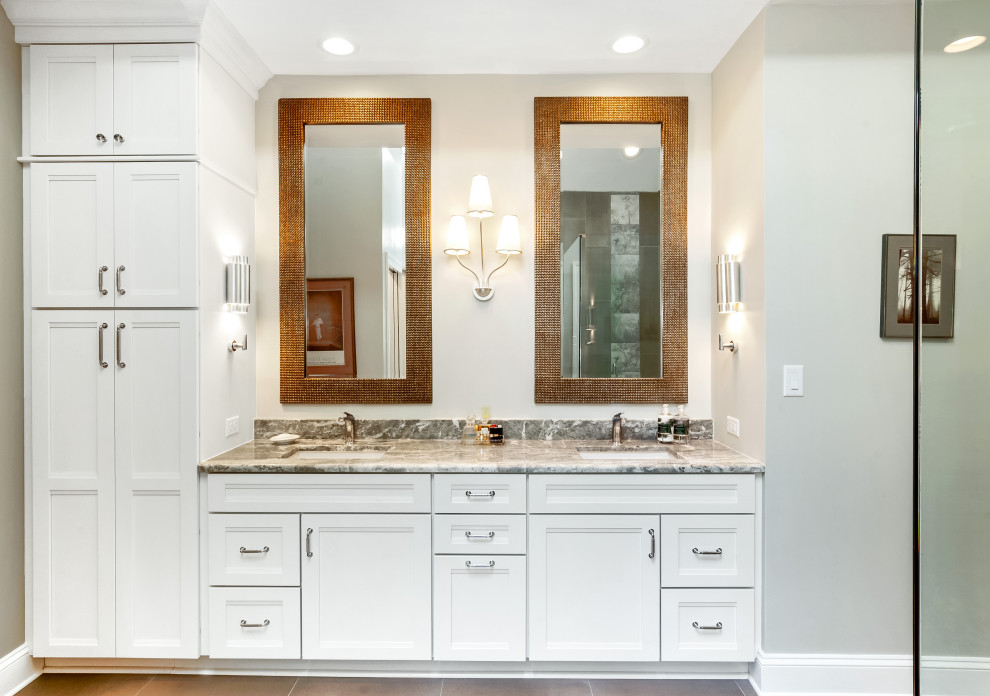 Foto på ett stort vintage grå en-suite badrum, med luckor med infälld panel, vita skåp, en hörndusch, grå kakel, grå väggar, klinkergolv i porslin, ett undermonterad handfat, granitbänkskiva, brunt golv och dusch med gångjärnsdörr
