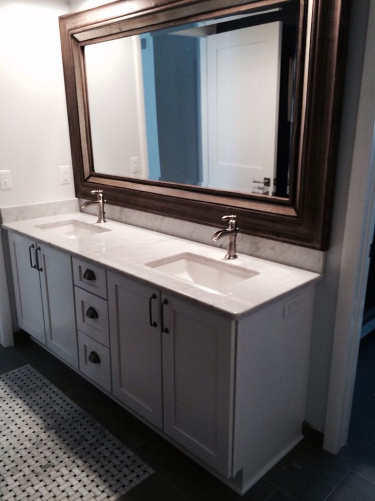 Mid-sized beach style kids' ceramic tile and gray floor bathroom photo in Detroit with shaker cabinets, white cabinets, a one-piece toilet, gray walls, an undermount sink, quartz countertops and a hinged shower door