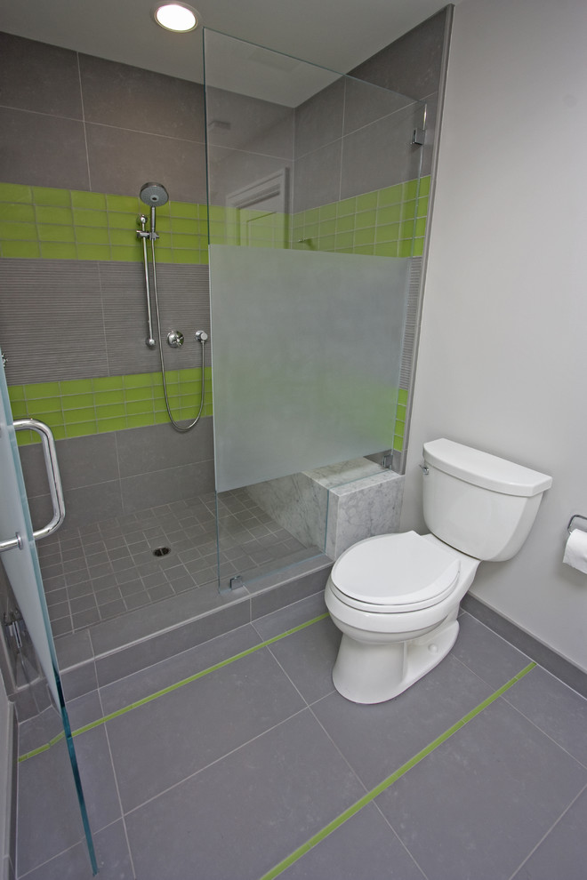 Inredning av ett modernt mellanstort badrum, med granitbänkskiva, en dusch i en alkov, en toalettstol med separat cisternkåpa, grå kakel och keramikplattor