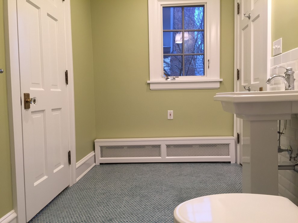 Exemple d'une salle de bain chic pour enfant avec une baignoire en alcôve, un combiné douche/baignoire, WC séparés, un carrelage bleu, mosaïque, un mur jaune, un sol en carrelage de terre cuite et un lavabo de ferme.