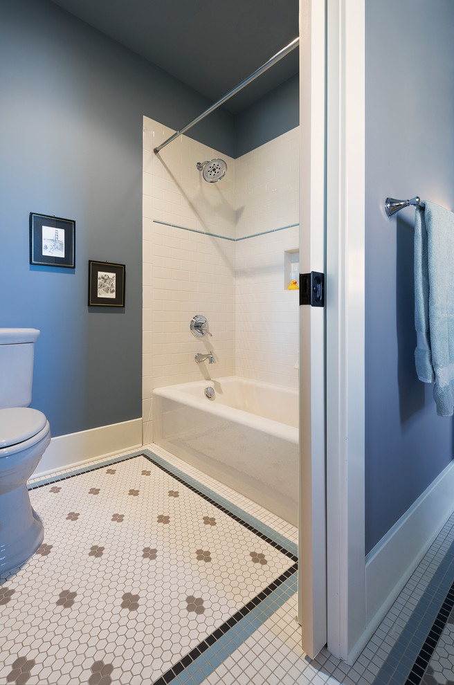 На фото: детская ванная комната в стиле кантри с белыми фасадами, душем в нише, разноцветной плиткой, синими стенами и ванной в нише
