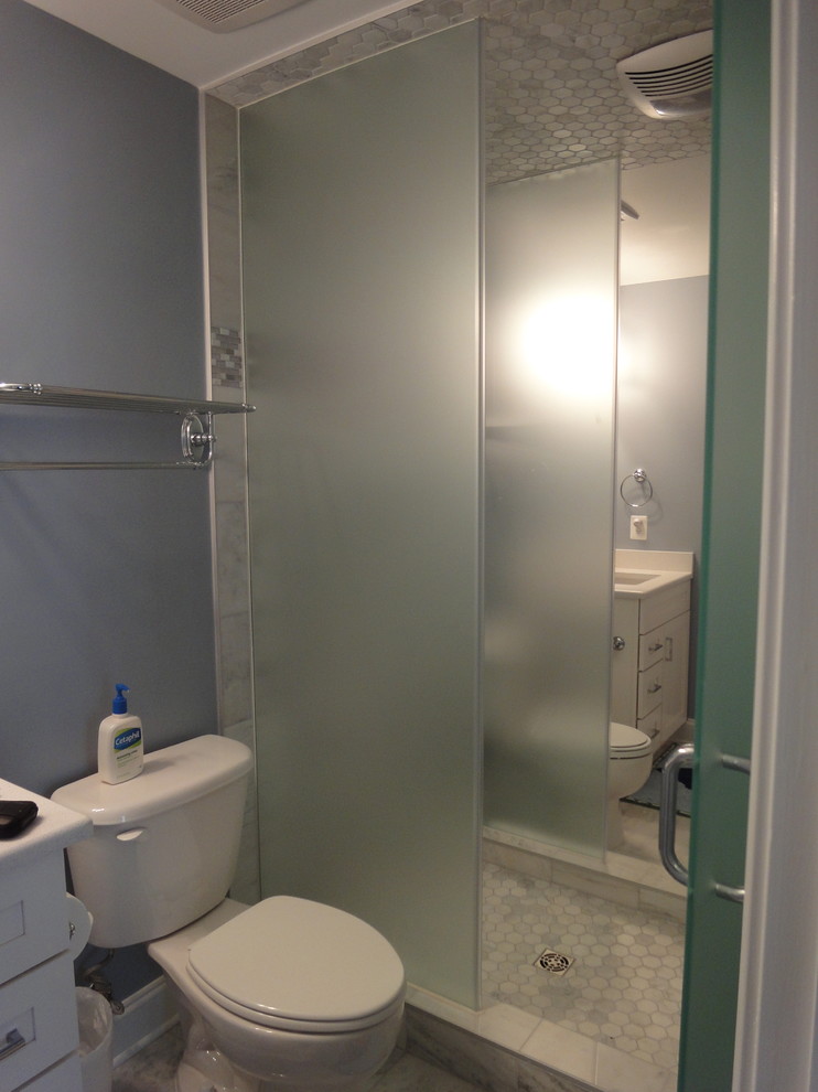 Пример оригинального дизайна: большая ванная комната в современном стиле с фасадами в стиле шейкер, белыми фасадами, душем в нише, раздельным унитазом, серой плиткой, белой плиткой, керамической плиткой, серыми стенами, полом из керамогранита, душевой кабиной, врезной раковиной и столешницей из кварцита