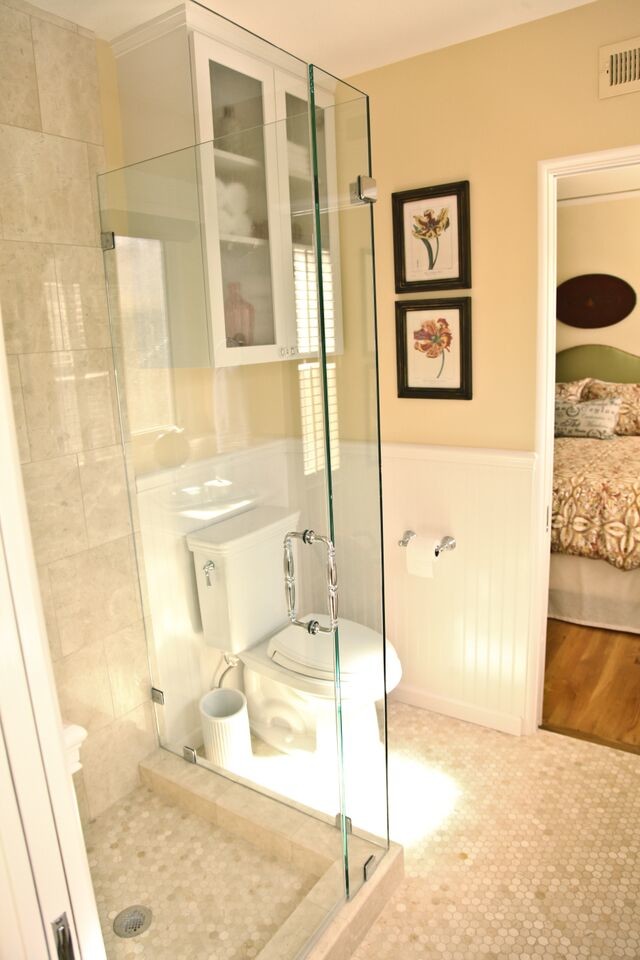 Idéer för mellanstora vintage badrum med dusch, med skåp i shakerstil, vita skåp, en dusch i en alkov, en toalettstol med separat cisternkåpa, beige kakel, porslinskakel, gula väggar, klinkergolv i keramik, ett piedestal handfat och bänkskiva i kvarts