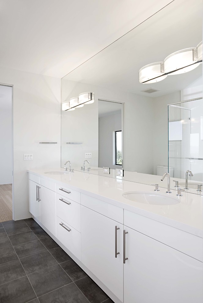 Exempel på ett modernt badrum, med ett undermonterad handfat och vita väggar