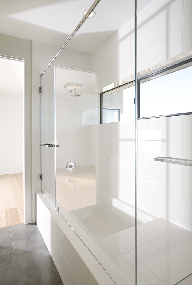 Стильный дизайн: ванная комната в современном стиле с белой плиткой и окном - последний тренд