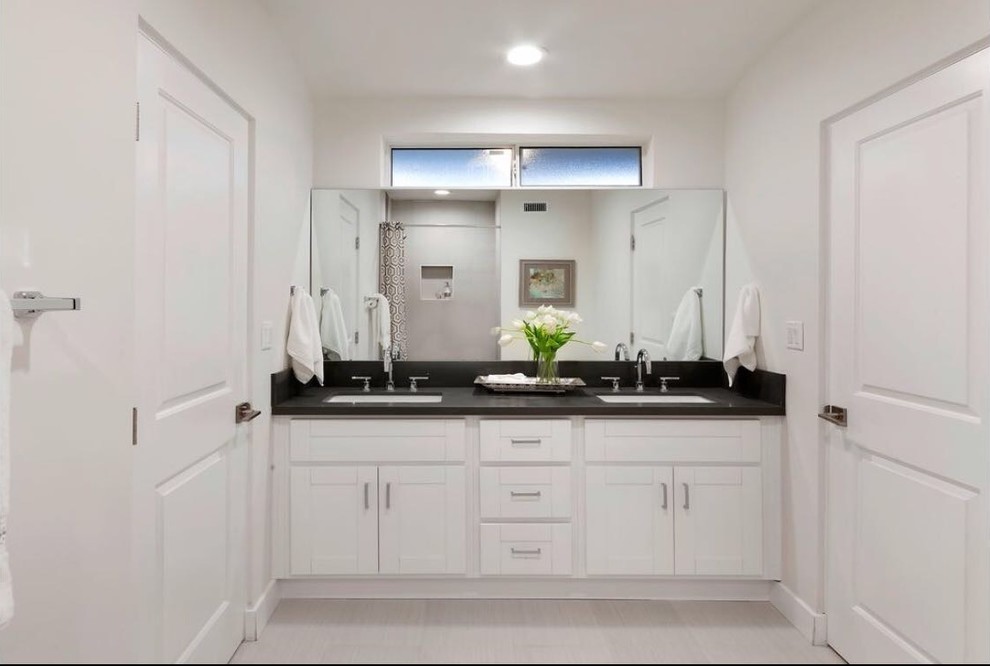 Idéer för ett mellanstort modernt svart badrum, med luckor med infälld panel, vita skåp, en dusch i en alkov, en toalettstol med separat cisternkåpa, grå kakel, porslinskakel, vita väggar, klinkergolv i porslin, ett undermonterad handfat, bänkskiva i täljsten, grått golv och dusch med duschdraperi