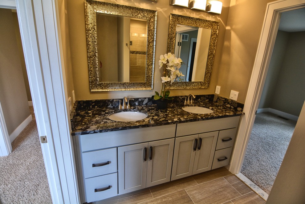 Стильный дизайн: ванная комната среднего размера в стиле фьюжн с серыми фасадами, серой плиткой, керамогранитной плиткой, полом из керамогранита, врезной раковиной, столешницей из гранита и серым полом - последний тренд