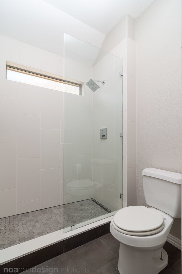 Exempel på ett litet modernt badrum för barn, med luckor med profilerade fronter, bruna skåp, en öppen dusch, en toalettstol med hel cisternkåpa, grå kakel, porslinskakel, grå väggar, klinkergolv i porslin, ett undermonterad handfat, bänkskiva i kvartsit, grått golv och dusch med gångjärnsdörr