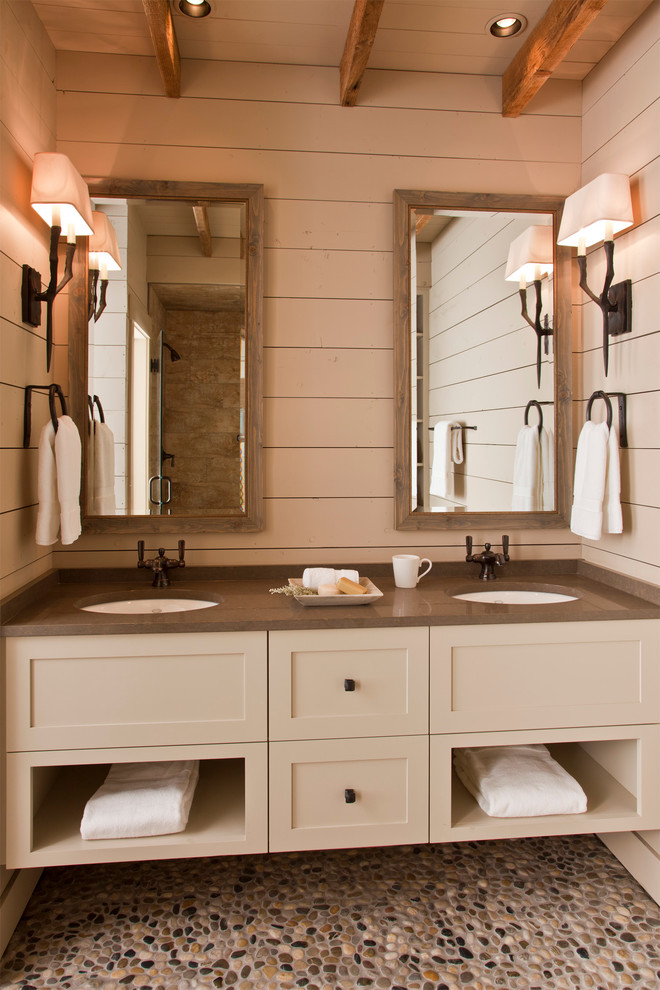 Exempel på ett rustikt brun brunt badrum, med öppna hyllor, beige skåp, beige väggar, klinkergolv i småsten, ett undermonterad handfat, bänkskiva i kvarts och flerfärgat golv