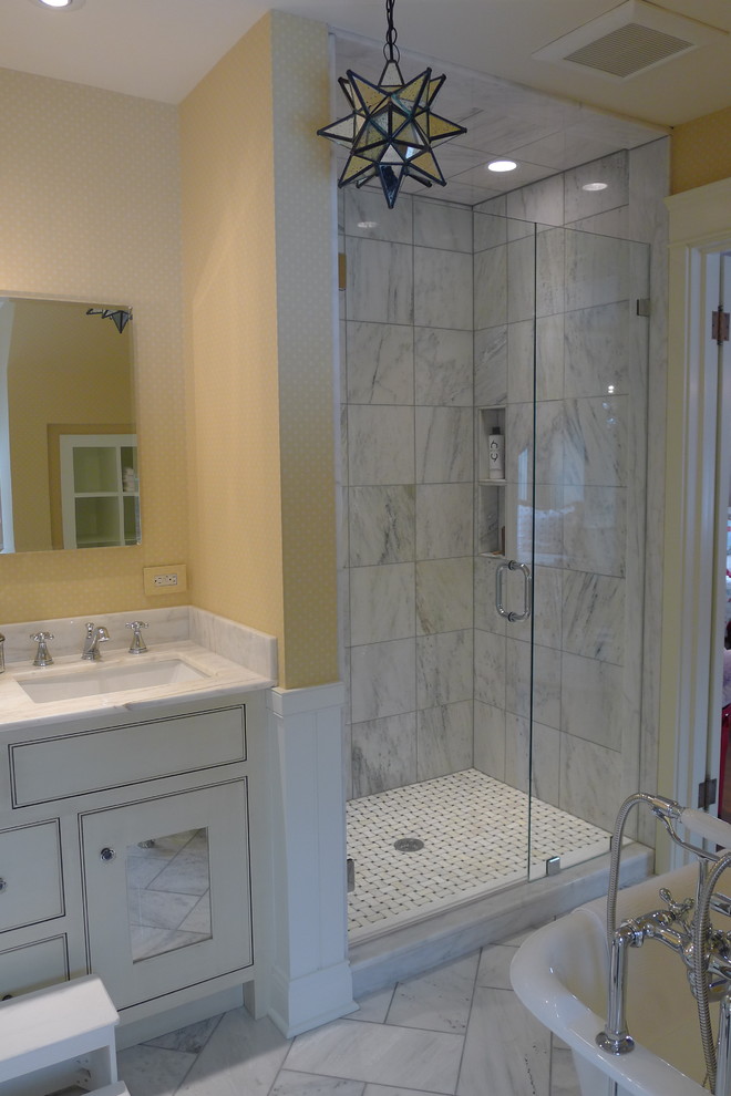 Идея дизайна: ванная комната в классическом стиле с врезной раковиной, бежевыми фасадами, мраморной столешницей, ванной на ножках, душем в нише, унитазом-моноблоком, бежевой плиткой и каменной плиткой