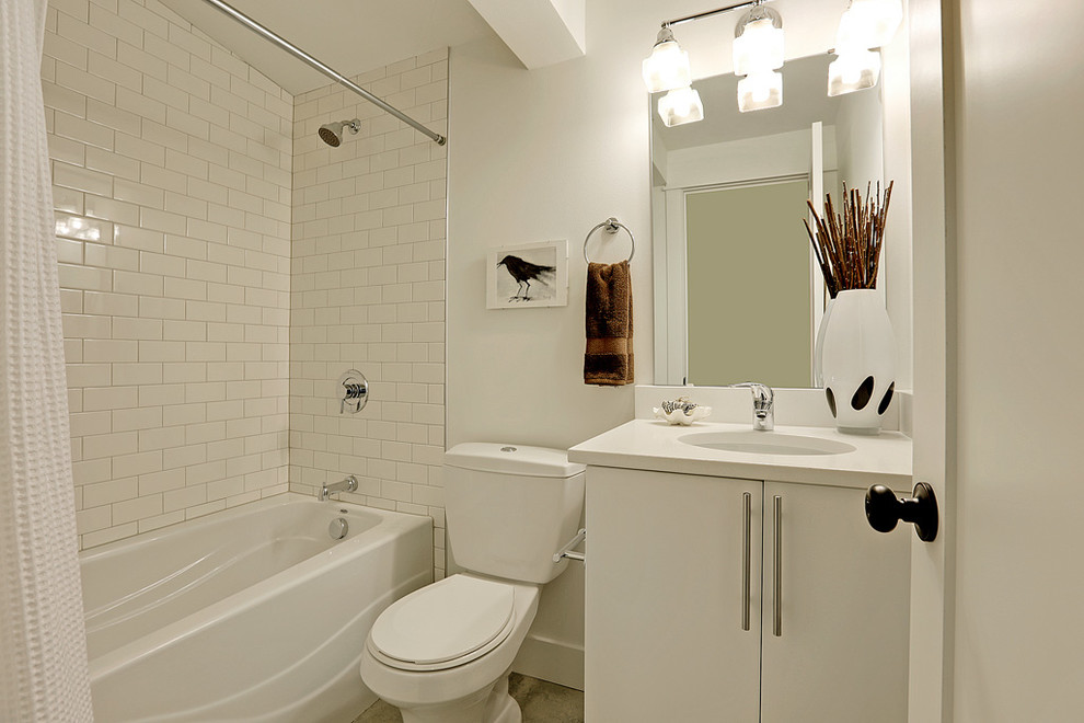 Réalisation d'une salle de bain design avec un combiné douche/baignoire, une cabine de douche avec un rideau et un plan de toilette blanc.