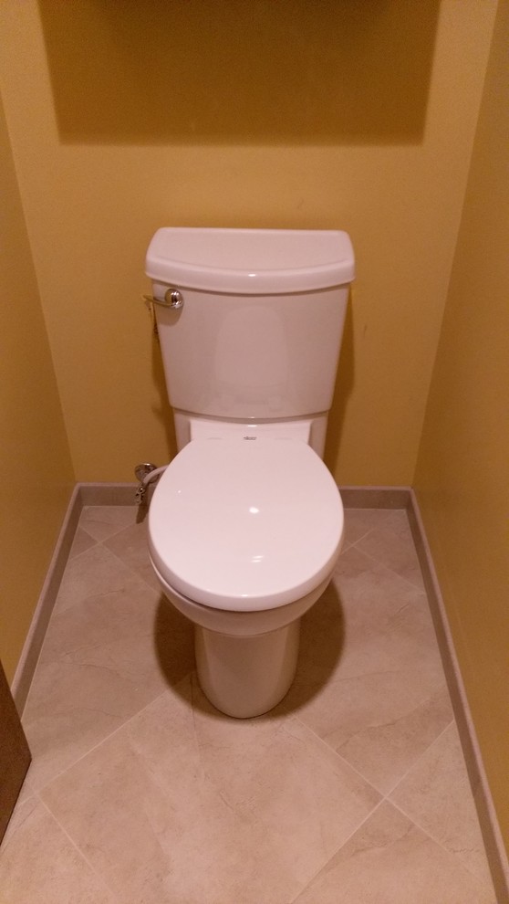 Esempio di un bagno di servizio con WC a due pezzi, pavimento in gres porcellanato e pavimento beige