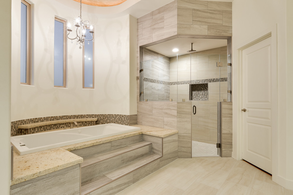 Exempel på ett mycket stort klassiskt en-suite badrum, med luckor med infälld panel, skåp i mellenmörkt trä, en jacuzzi, en hörndusch, en toalettstol med separat cisternkåpa, beige kakel, keramikplattor, vita väggar, klinkergolv i porslin, ett nedsänkt handfat, granitbänkskiva, beiget golv och dusch med gångjärnsdörr