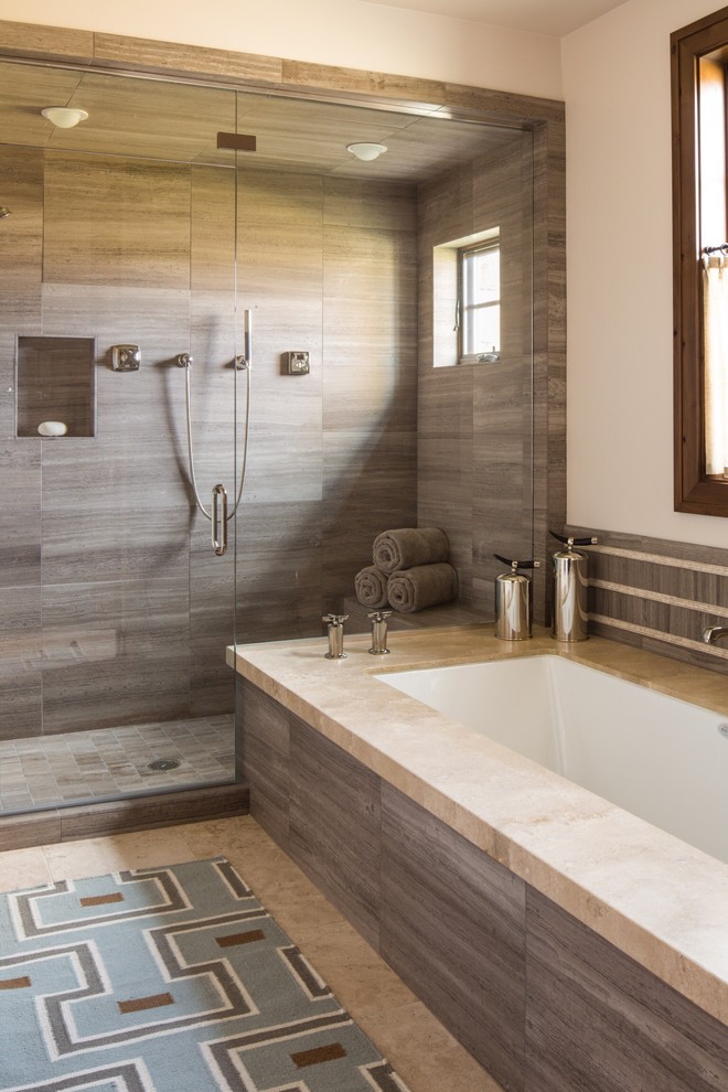 Ispirazione per una stanza da bagno padronale contemporanea di medie dimensioni con vasca ad alcova, doccia alcova, pareti bianche e pavimento in travertino