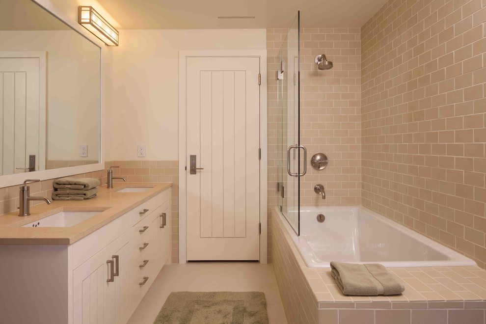 На фото: ванная комната: освещение в стиле рустика с плиткой кабанчик с