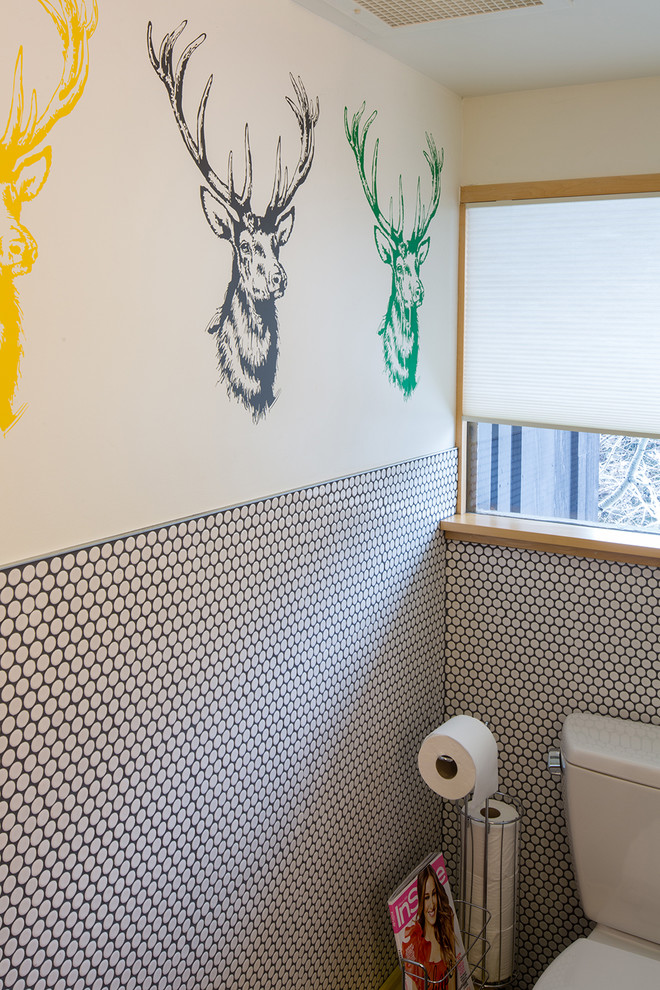 Источник вдохновения для домашнего уюта: ванная комната в современном стиле с раздельным унитазом и белой плиткой
