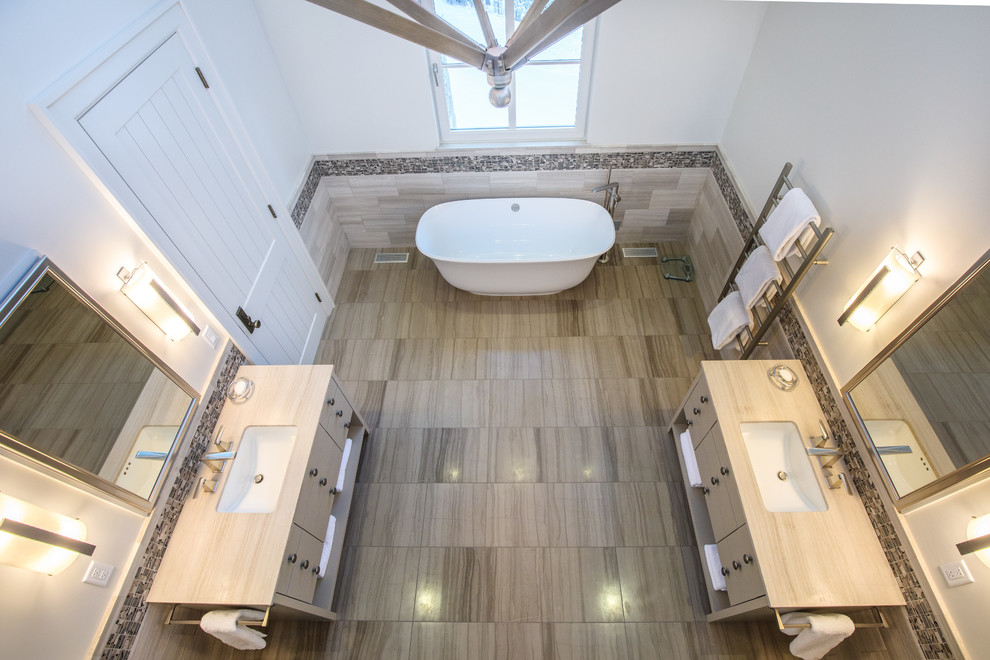 Foto på ett rustikt en-suite badrum, med möbel-liknande, skåp i ljust trä, ett fristående badkar, beige kakel, stenkakel, vita väggar, ett undermonterad handfat och marmorbänkskiva