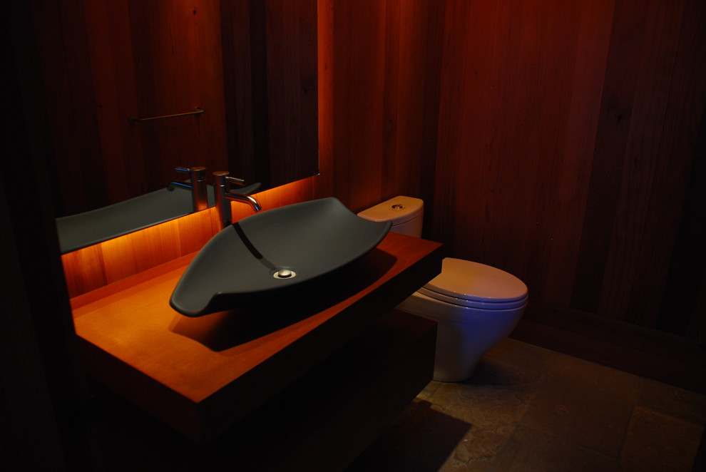 Idéer för små funkis badrum med dusch, med öppna hyllor, skåp i mörkt trä, en toalettstol med separat cisternkåpa, bruna väggar, skiffergolv, ett fristående handfat och träbänkskiva