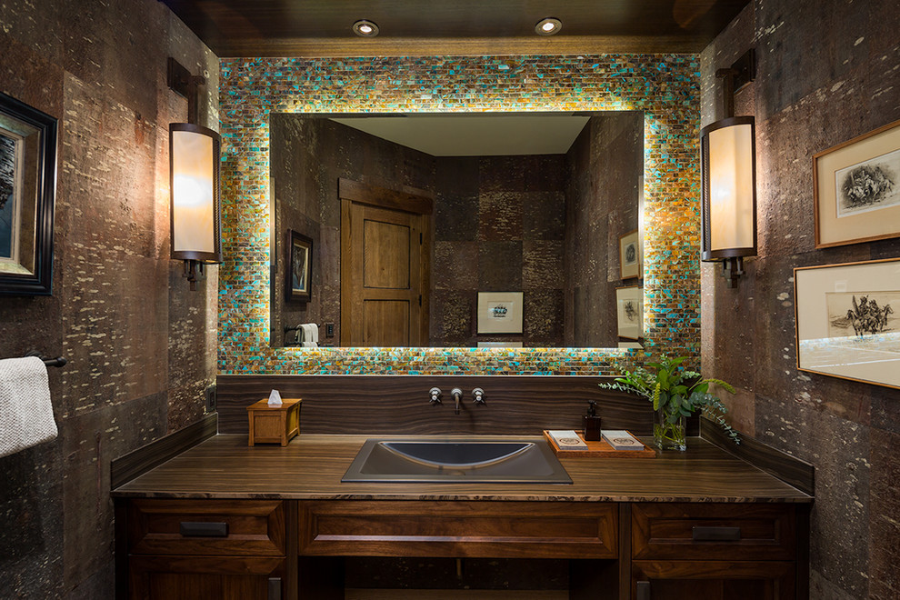 Пример оригинального дизайна: большая главная ванная комната в стиле рустика с фасадами в стиле шейкер, темными деревянными фасадами, синей плиткой, коричневой плиткой, серой плиткой, зеленой плиткой, разноцветной плиткой, коричневыми стенами, монолитной раковиной и столешницей из дерева