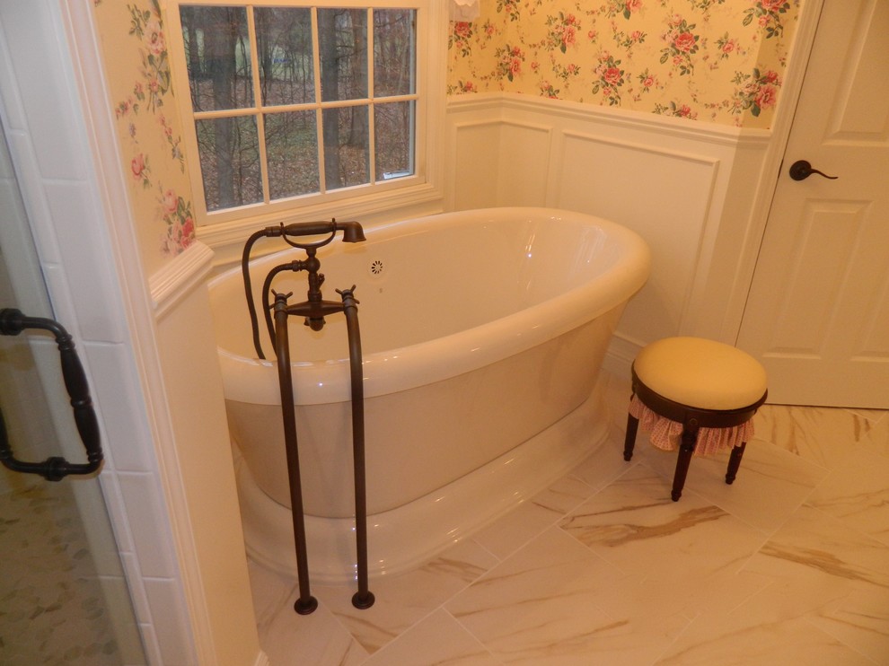Идея дизайна: главная ванная комната среднего размера в классическом стиле с врезной раковиной, фасадами с выступающей филенкой, белыми фасадами, столешницей из гранита, отдельно стоящей ванной и разноцветными стенами