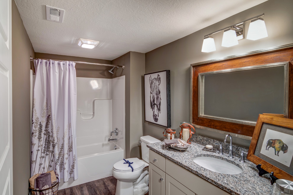 Inspiration för ett amerikanskt badrum, med skåp i shakerstil, beige skåp, ett platsbyggt badkar, en dusch/badkar-kombination, bruna väggar, mörkt trägolv, ett undermonterad handfat och granitbänkskiva