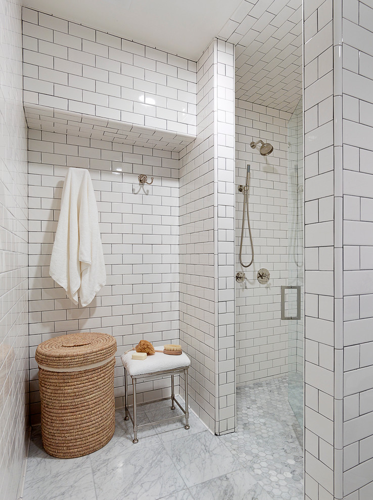 На фото: ванная комната в классическом стиле с душем в нише, белой плиткой и плиткой кабанчик
