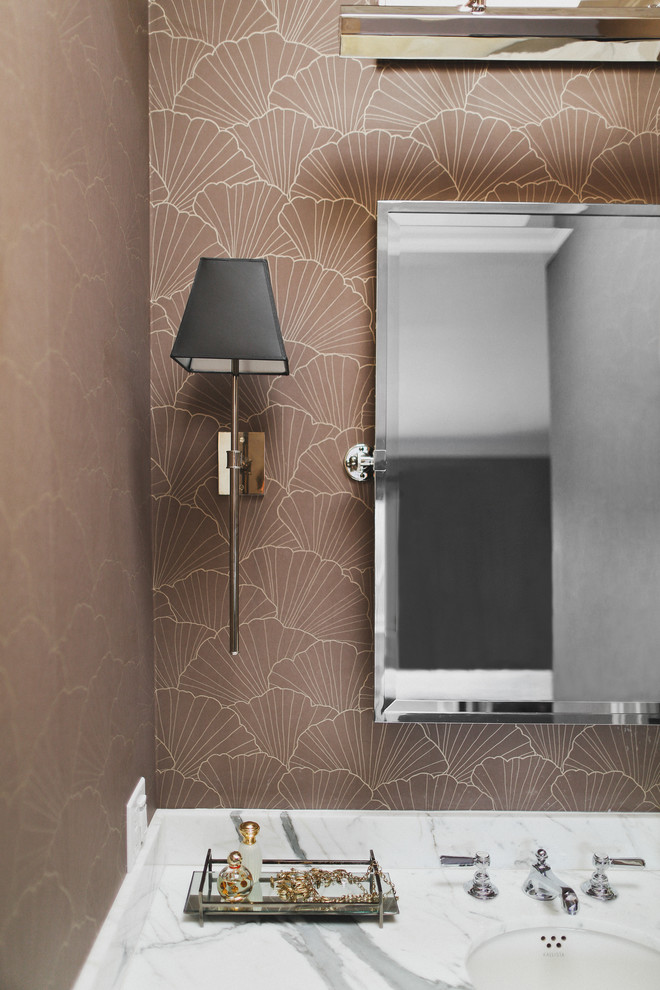 Свежая идея для дизайна: ванная комната в стиле неоклассика (современная классика) с разноцветными стенами - отличное фото интерьера