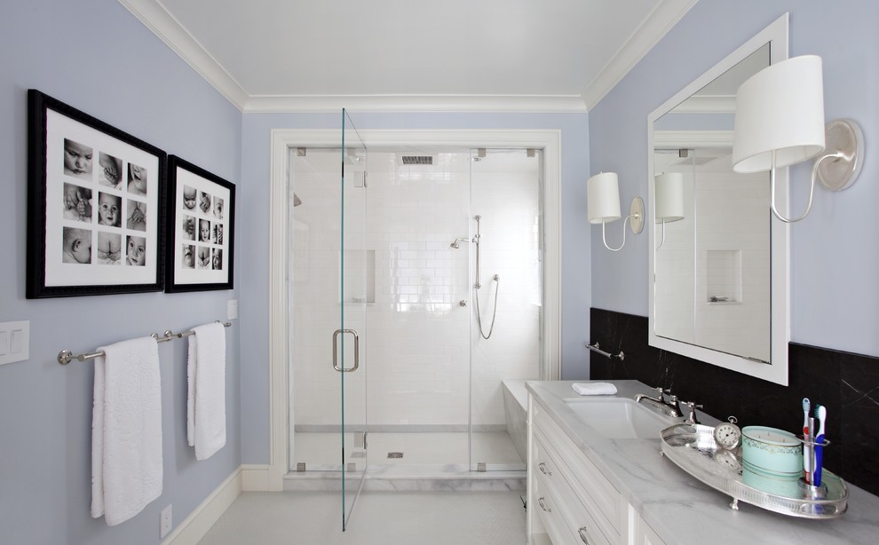 На фото: ванная комната в классическом стиле с плиткой кабанчик с