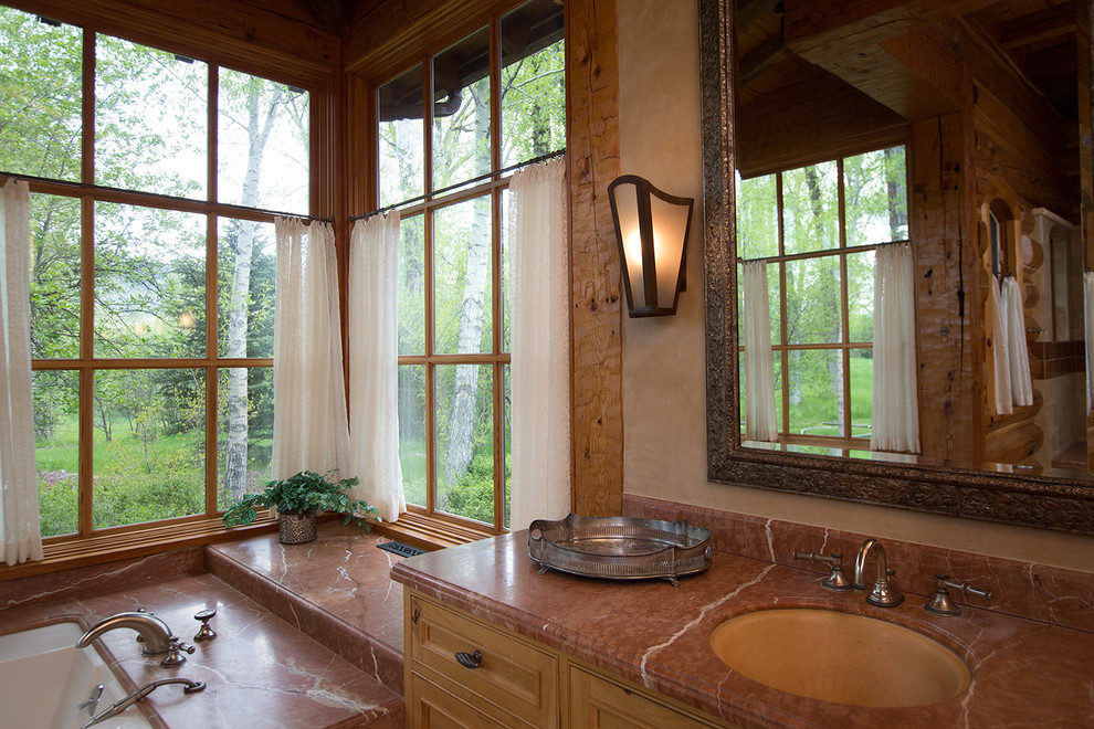 Стильный дизайн: ванная комната среднего размера в стиле рустика с фасадами с утопленной филенкой, светлыми деревянными фасадами, полновстраиваемой ванной, бежевыми стенами, душевой кабиной, врезной раковиной и столешницей из ламината - последний тренд