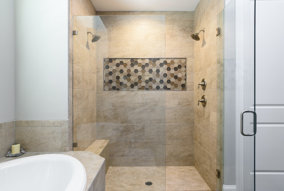 На фото: главная ванная комната среднего размера в классическом стиле с фасадами в стиле шейкер, светлыми деревянными фасадами, накладной ванной, душем в нише, унитазом-моноблоком, серой плиткой, керамогранитной плиткой, серыми стенами, полом из керамогранита, врезной раковиной, столешницей из искусственного кварца, разноцветным полом, душем с распашными дверями и бежевой столешницей с