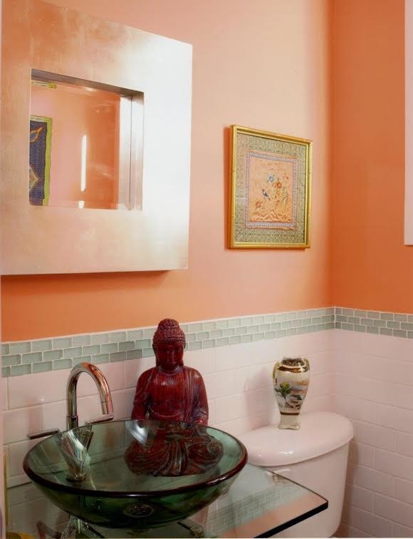 Пример оригинального дизайна: ванная комната в восточном стиле с раздельным унитазом, белой плиткой, плиткой кабанчик, оранжевыми стенами, настольной раковиной и стеклянной столешницей