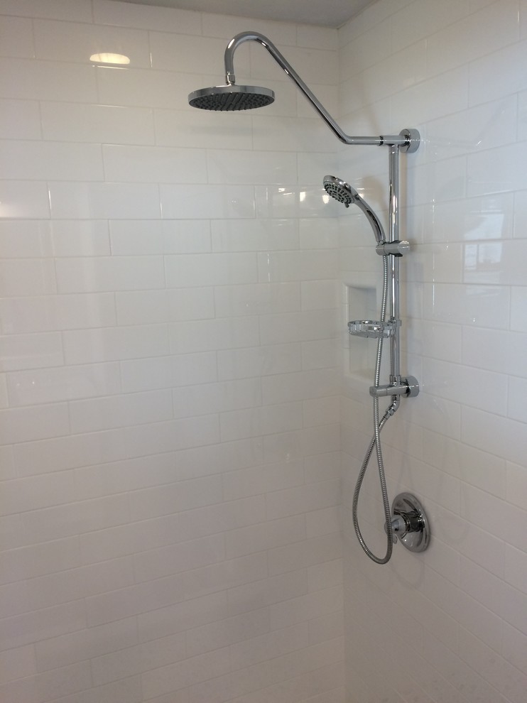 Idéer för att renovera ett mellanstort vintage badrum med dusch, med möbel-liknande, vita skåp, en dubbeldusch, ett urinoar, vit kakel, porslinskakel, blå väggar, klinkergolv i porslin, ett undermonterad handfat, marmorbänkskiva, brunt golv och dusch med gångjärnsdörr