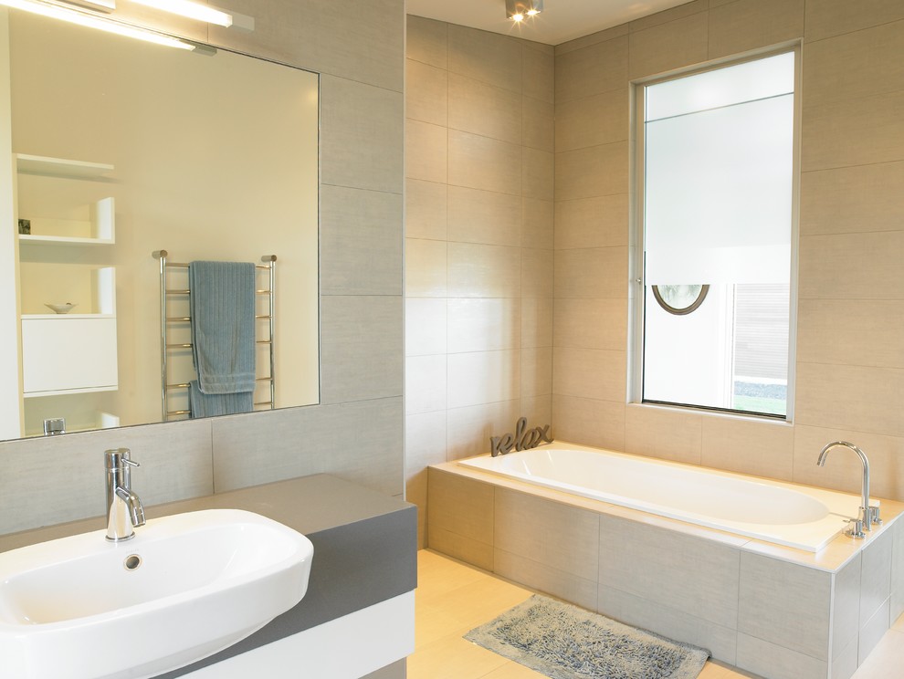 Стильный дизайн: большая главная ванная комната в современном стиле с плоскими фасадами, серыми фасадами, бежевой плиткой, цементной плиткой, бежевыми стенами, полом из цементной плитки, подвесной раковиной, столешницей из бетона, желтым полом и серой столешницей - последний тренд