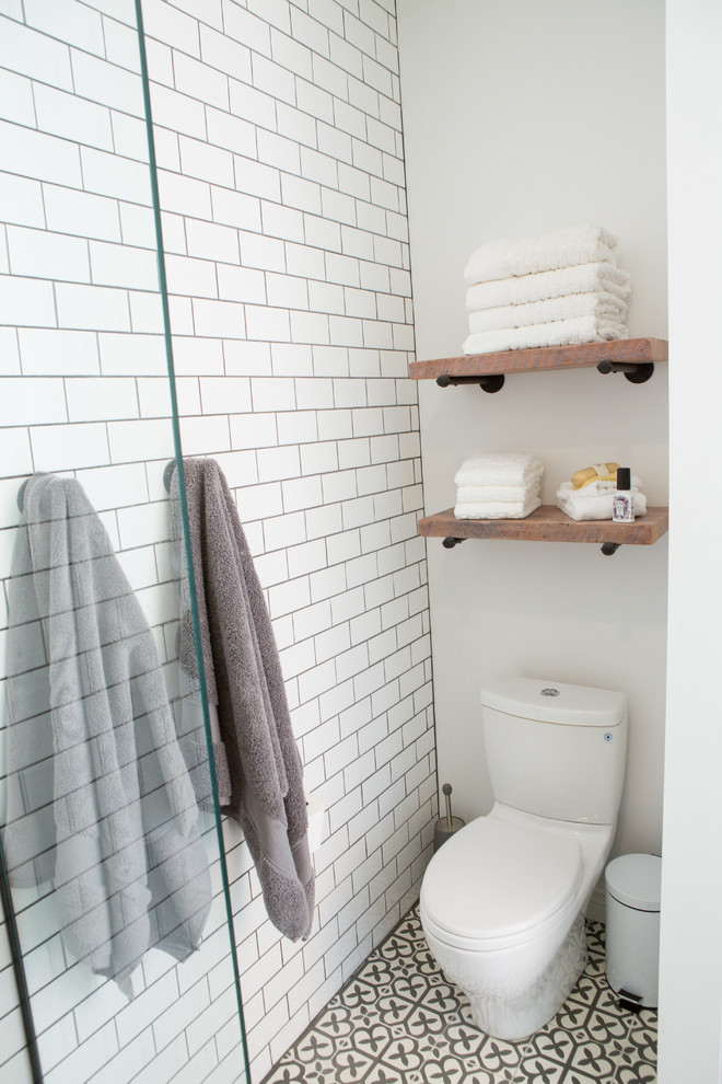 Inspiration för små eklektiska vitt en-suite badrum, med möbel-liknande, svarta skåp, ett fristående badkar, en öppen dusch, vit kakel, keramikplattor, vita väggar, betonggolv, ett undermonterad handfat, marmorbänkskiva, grått golv och med dusch som är öppen