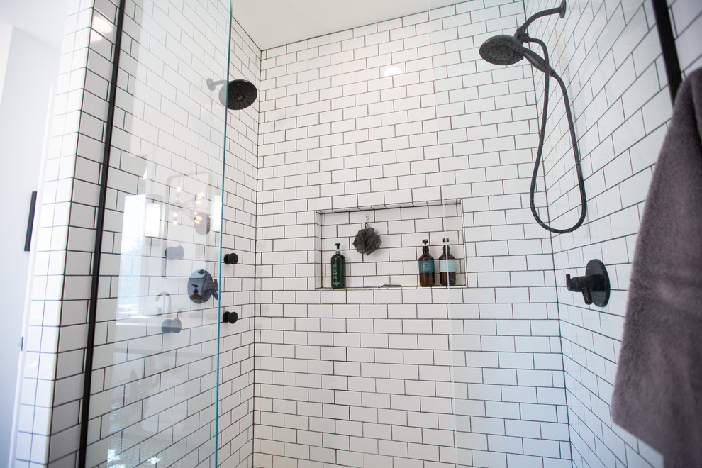 Inspiration för ett litet eklektiskt vit vitt en-suite badrum, med möbel-liknande, svarta skåp, ett fristående badkar, en öppen dusch, vit kakel, keramikplattor, vita väggar, betonggolv, ett undermonterad handfat, marmorbänkskiva, grått golv och med dusch som är öppen