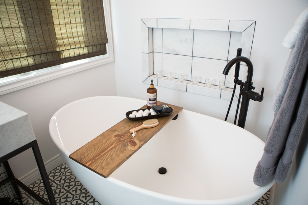 Réalisation d'une petite salle de bain principale bohème avec un placard en trompe-l'oeil, des portes de placard noires, une baignoire indépendante, une douche ouverte, un carrelage blanc, des carreaux de céramique, un mur blanc, sol en béton ciré, un lavabo encastré, un plan de toilette en marbre, un sol gris, aucune cabine et un plan de toilette blanc.