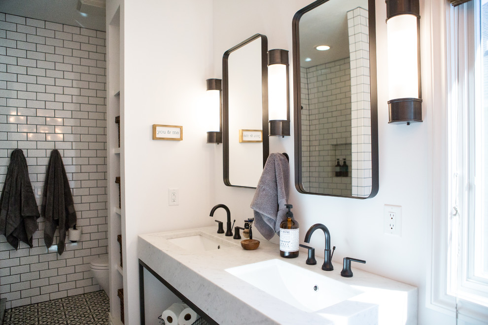 Foto på ett litet eklektiskt vit en-suite badrum, med möbel-liknande, svarta skåp, ett fristående badkar, en öppen dusch, vit kakel, keramikplattor, vita väggar, betonggolv, ett undermonterad handfat, marmorbänkskiva, grått golv och med dusch som är öppen