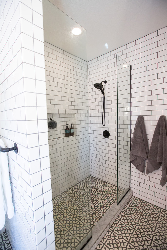 Idéer för små eklektiska vitt en-suite badrum, med möbel-liknande, svarta skåp, ett fristående badkar, en öppen dusch, vit kakel, keramikplattor, vita väggar, betonggolv, ett undermonterad handfat, marmorbänkskiva, grått golv och med dusch som är öppen