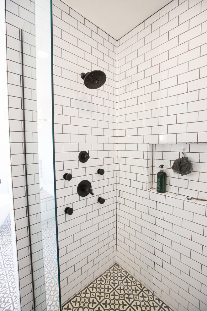 Bild på ett litet eklektiskt vit vitt en-suite badrum, med möbel-liknande, svarta skåp, ett fristående badkar, en öppen dusch, vit kakel, keramikplattor, vita väggar, betonggolv, ett undermonterad handfat, marmorbänkskiva, grått golv och med dusch som är öppen