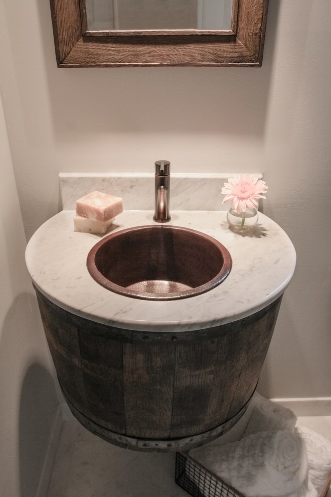Idéer för ett litet lantligt badrum, med öppna hyllor, skåp i slitet trä, ett badkar i en alkov, en dusch/badkar-kombination, en toalettstol med separat cisternkåpa, vit kakel, grå väggar, marmorgolv, ett nedsänkt handfat och marmorbänkskiva