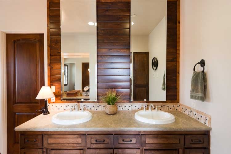 Cette photo montre une salle de bain principale méditerranéenne en bois foncé de taille moyenne avec un lavabo posé, un placard avec porte à panneau encastré, un plan de toilette en granite, un carrelage beige, des carreaux de céramique et un mur beige.
