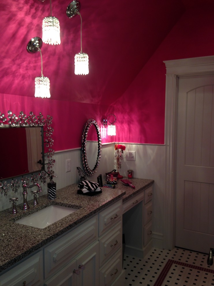 Inspiration för mellanstora klassiska badrum för barn, med luckor med upphöjd panel, vita skåp, rosa väggar, klinkergolv i porslin, ett undermonterad handfat och granitbänkskiva