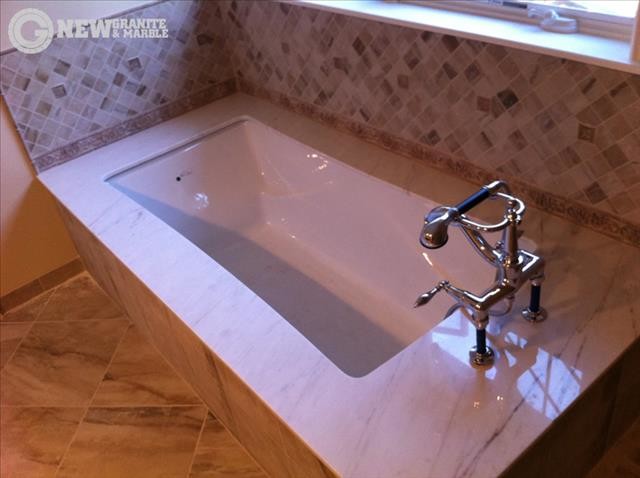 Ispirazione per una stanza da bagno chic di medie dimensioni con top in granito, vasca idromassaggio e piastrelle verdi