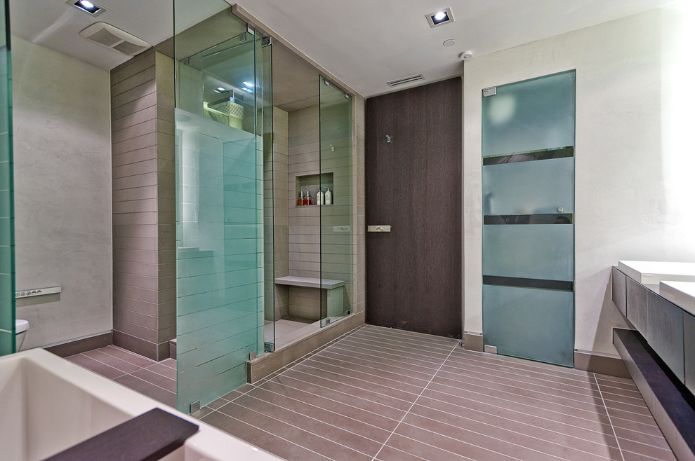 Cette image montre une salle de bain principale design de taille moyenne avec un plan de toilette en bois, un carrelage marron et un mur beige.
