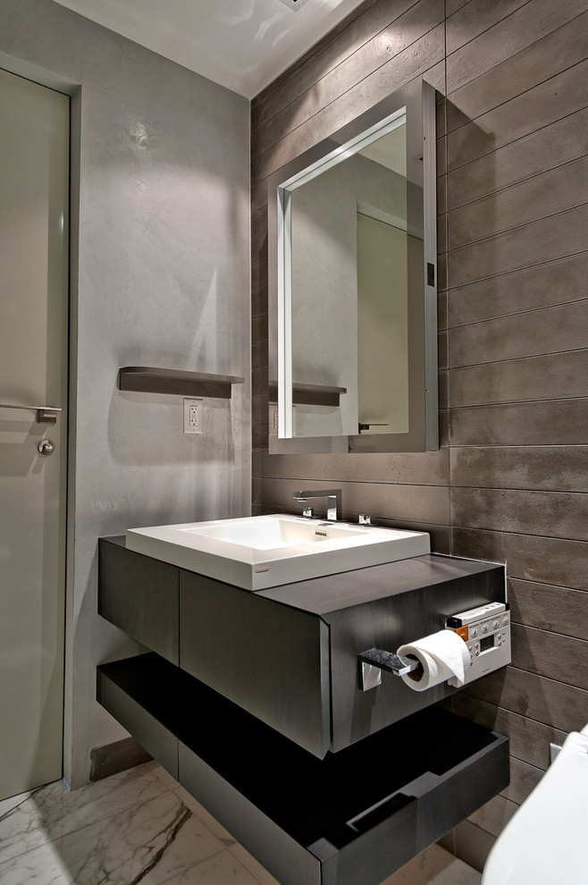 Idée de décoration pour une salle d'eau design en bois foncé de taille moyenne avec un plan de toilette en bois, WC à poser, un carrelage gris, un mur gris et un sol en marbre.