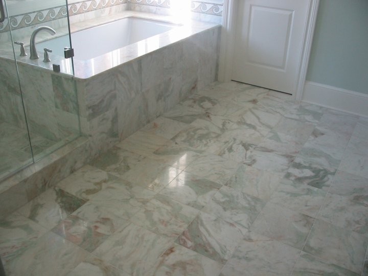 Idéer för ett stort klassiskt en-suite badrum, med ett undermonterat badkar, en hörndusch, flerfärgad kakel, stenkakel, gröna väggar, marmorgolv och marmorbänkskiva